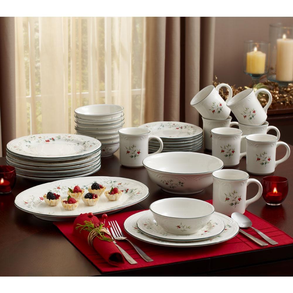 Winterberry Service For 8 With Serveware